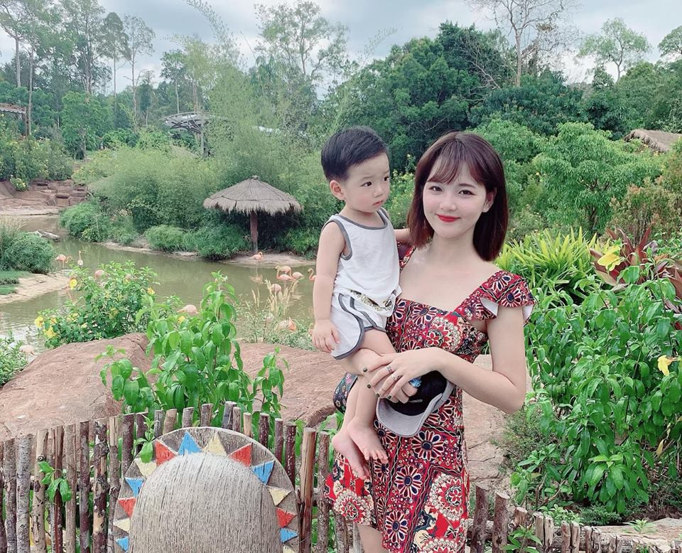 Mặc dù công việc kinh doanh bận rộn nhưng chồng Thu Hương không bao giờ quên chăm lo cho gia đình. Thậm chí, có thêm con, Tuấn lại càng thương vợ và san sẻ với vợ nhiều hơn trước. Mỗi khi có thời gian rảnh là anh đều giúp vợ làm việc nhà.