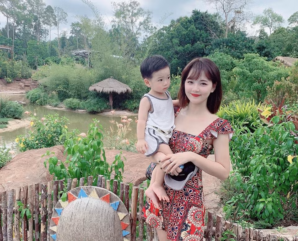 Mặc dù công việc kinh doanh bận rộn nhưng chồng Thu Hương không bao giờ quên chăm lo cho gia đình. Thậm chí, có thêm con, Tuấn lại càng thương vợ và san sẻ với vợ nhiều hơn trước. Mỗi khi có thời gian rảnh là anh đều giúp vợ làm việc nhà.