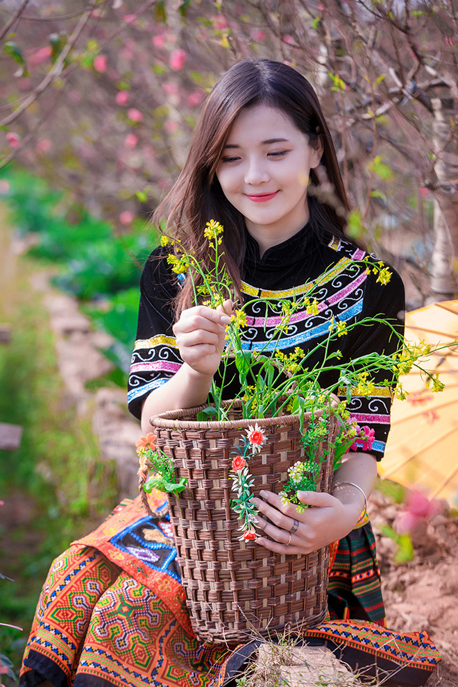 Vẻ đẹp trong sáng, nụ cười hiền hậu, đường nét hài hòa trên gương mặt của cô gái dân tộc này khiến mọi người xuýt xoa, tấm tắc ngợi khen.