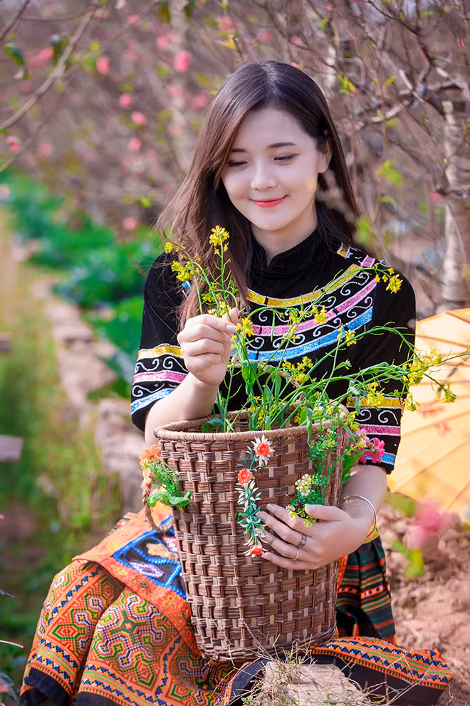 Vẻ đẹp trong sáng, nụ cười hiền hậu, đường nét hài hòa trên gương mặt của cô gái dân tộc này khiến mọi người xuýt xoa, tấm tắc ngợi khen.