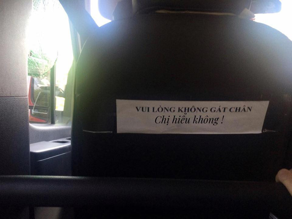 Trên xe thì phải có văn hóa nhé các chị em ơi? Rồi ví dụ lỡ gác thì mời xuống xe thôi...