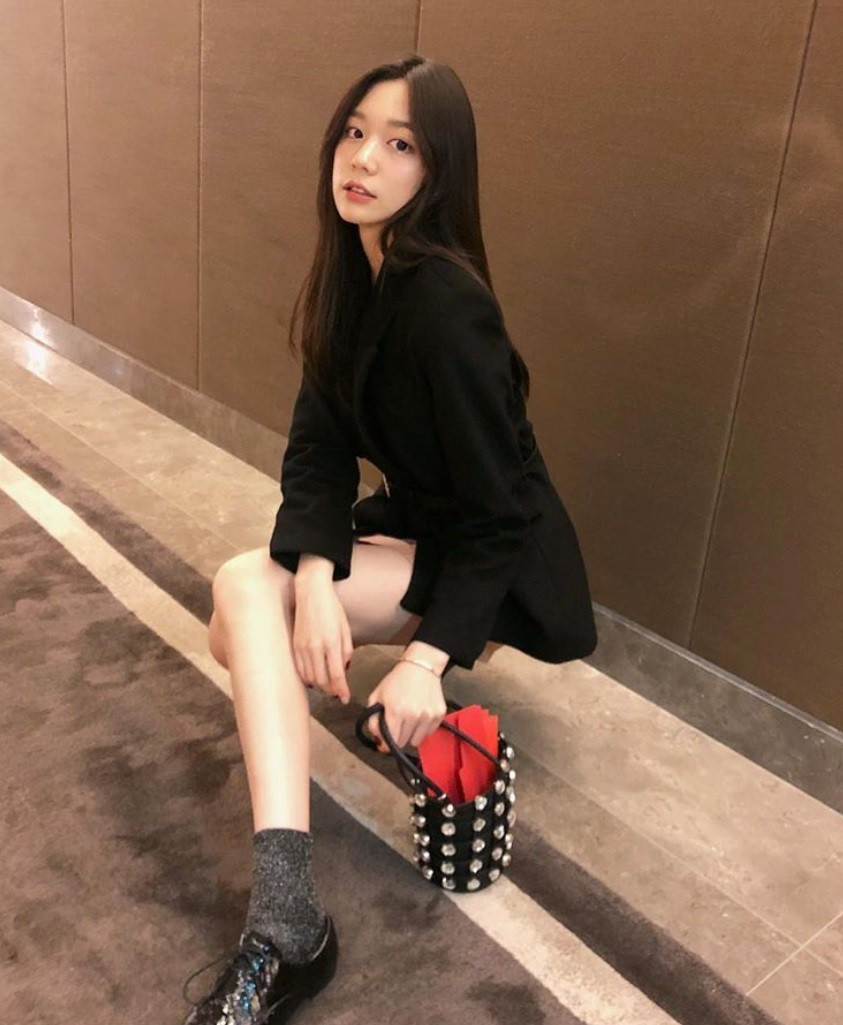 Với uy tín đang là sinh viên theo học ngành thời trang tại London Anh quốc cộng với việc là con nhà giàu có gu xài hàng hiệu đã lâu - Emily tự động đã có một lượng khách hàng ổn định, rất tin tưởng vào những sản phẩm do mình làm ra.