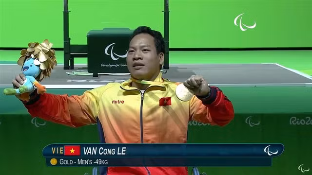 Sau đó, Lê Văn Công đã thi đấu xuất sắc ở lần cử thứ 3 khi nâng thành công mức tạ 181 kg, còn Qarada thất bại, qua đó VĐV Việt Nam giành luôn tấm HCV Paralympic quý giá.