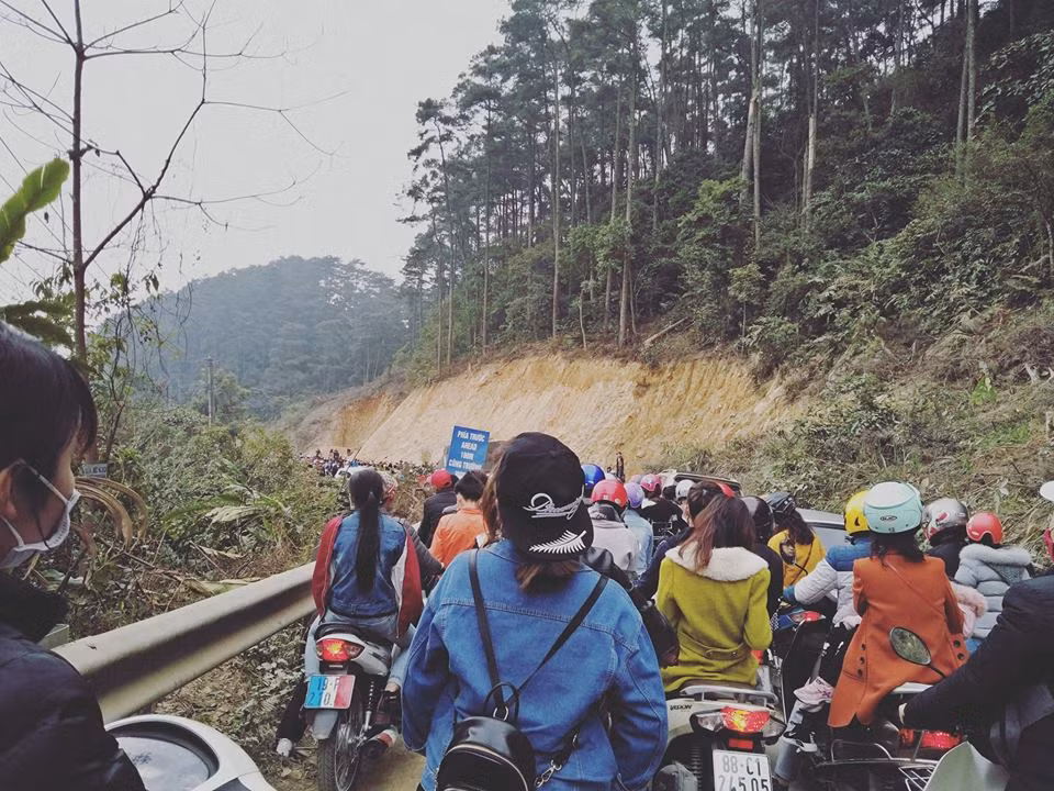 Vì quá nhiều người đổ lên Tam Đảo nên đường bị tắc nghẽn.