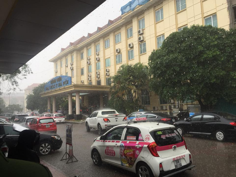 Khoảng 1h20 chiều nay, mây đen ùn ùn kéo về và dông gió nổi lên ở nhiều khu vực nội thành Hà Nội. Nhìn thấy hiện tượng này, dân mạng ai ai cũng mừng thầm và hy vọng đó là một trận mưa để giải nhiệt sau những ngày nắng nóng đỉnh điểm. Đúng như kỳ vọng, "ơn giời" cuối cùng một số khu vực đã có mưa rồi.