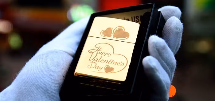Bật lửa không chỉ dành cho những người hút thuốc mà nó còn là món quà Valentine khá ý nghĩa. Với nhiều người việc tặng bật lửa tượng trưng cho sự may mắn, ấm áp. Trong những ngày sát lễ tình nhân, rất nhiều người cũng đã chọn những chiếc bật lửa khắc tên hai người hay một câu nói ý nghĩa để gửi gắm đến đối phương, đặc biệt là các cô nàng. Ảnh: Zippous.