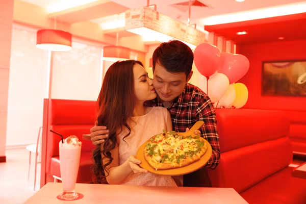 Một bữa tối ấm áp trong nhà hàng sang trọng cũng là món quà Valentine không hề tôi dành cho đối phương.