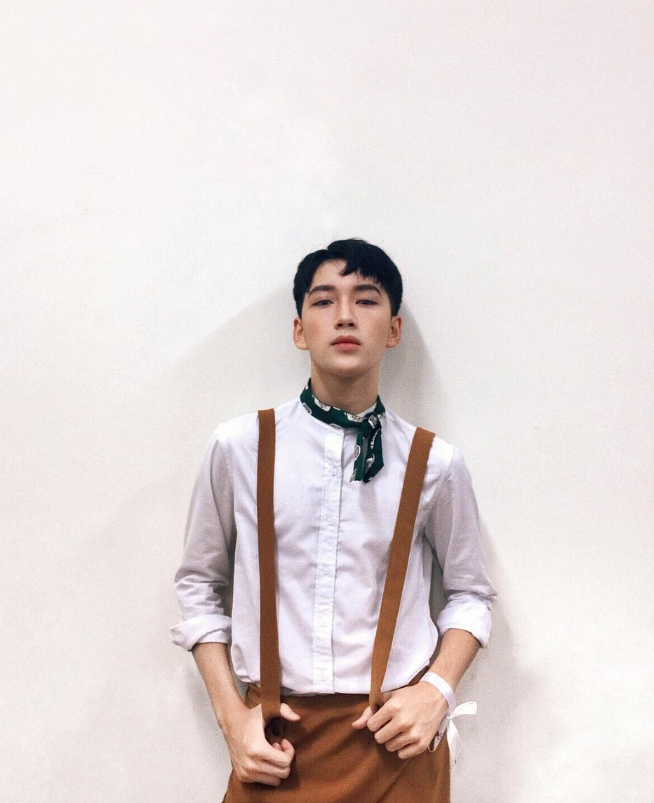 Những lượt like và share nhiệt tình của những người mến Tuấn Việt đã đưa ảnh và clip live stream của cậu vào các diễn đàn và group kín và cũng nhờ thế mà tên tuổi của chàng nam sinh 10X này lại càng được chú ý.