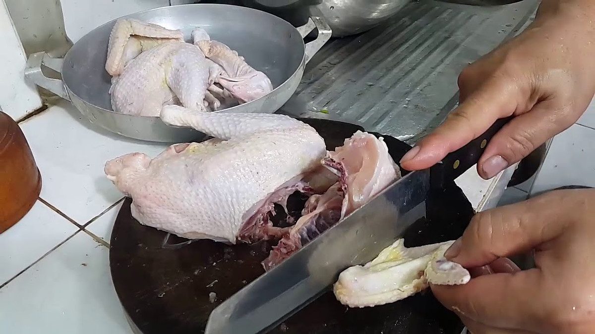 Có thể do quen với cách đi mua gà ngoài chợ, ăn các phần được lọc tách sẵn nên cô quyết định chặt đôi theo chiều ngang của con gà. Phi vụ này khiến mọi người được một phen cười nổ bụng.