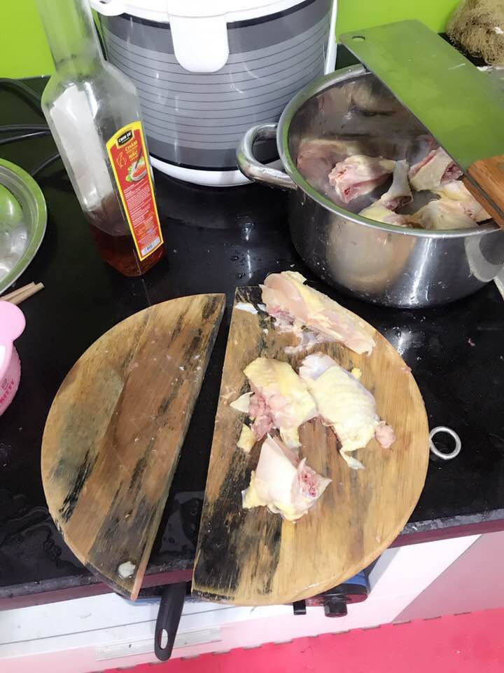 Trong bài viết của mình, nàng dâu trẻ viết: "Thế đây không phải chặt đôi con gà thì là gì ạ? Mẹ chồng em bảo chặt đôi con gà ra luộc thì em chặt đôi thôi. Giờ bảo em ngu thì em biết cãi thế nào? Mẹ nào cho em lời khuyên với".