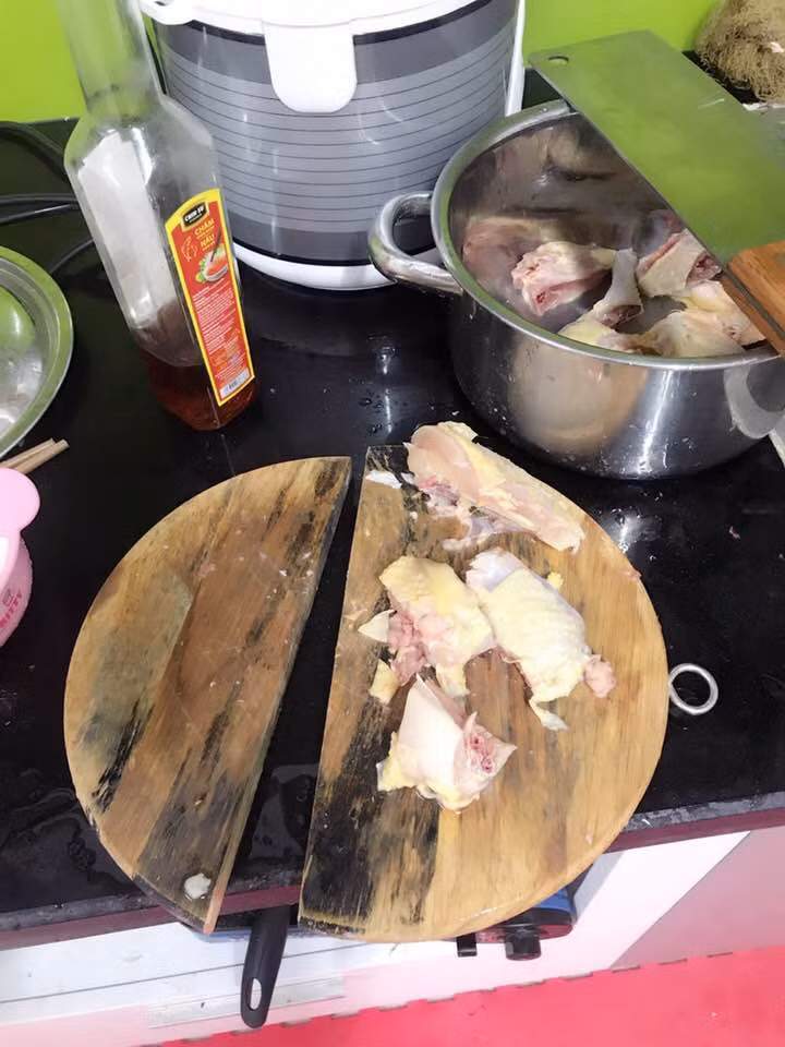 Trong bài viết của mình, nàng dâu trẻ viết: "Thế đây không phải chặt đôi con gà thì là gì ạ? Mẹ chồng em bảo chặt đôi con gà ra luộc thì em chặt đôi thôi. Giờ bảo em ngu thì em biết cãi thế nào? Mẹ nào cho em lời khuyên với".