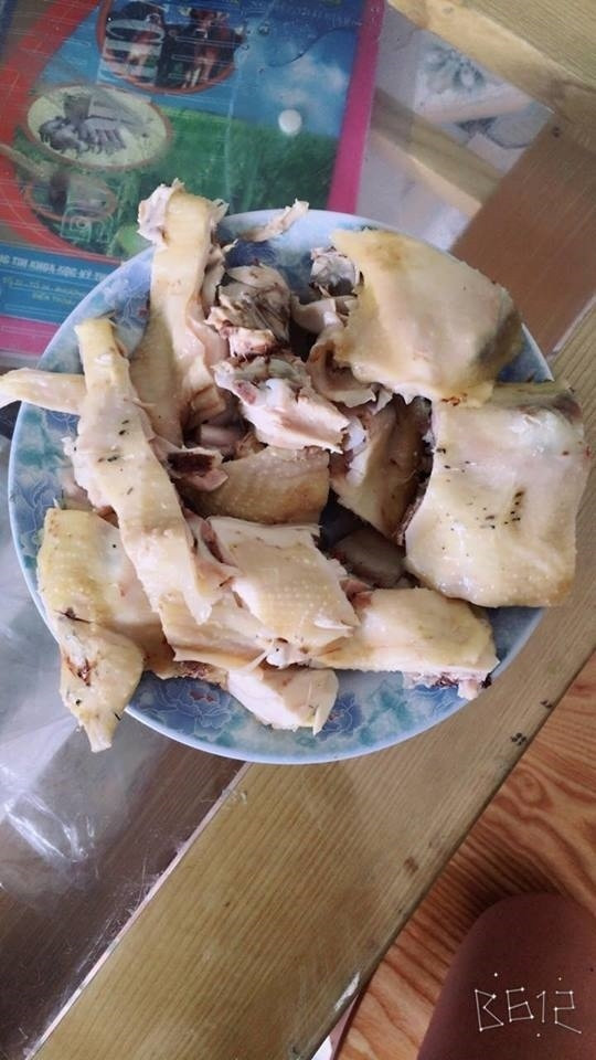 Tuy nhiên, khi nhìn thành phẩm mà cô khoe thì không ai nhịn được cười và thấy thương thay cho người mẹ chồng vì có lẽ sẽ phải mất rất nhiều công sức dạy chuyện bếp núc cho con dâu.