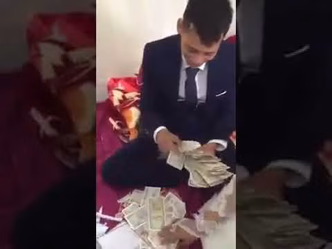 Đơn cử như đôi vợ chồng Văn Trọng hiện sinh sống ở Văn Yên (Yên Bái) đã được nhóm bạn thân 5 người mừng món quà cưới đựng trong hộp và khi mở ra thì đó là 1,4 kg tiền lẻ với giá trị 2,5 triệu đồng.