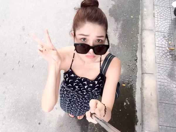 Chưa dừng lại ở đó, người tình của Mạc Hồng Quân còn cho đăng tải những đoạn chat Facebook hay những dòng tin nhắn hết sức "nhí nhố" với bạn bè hay với chính người yêu mình.