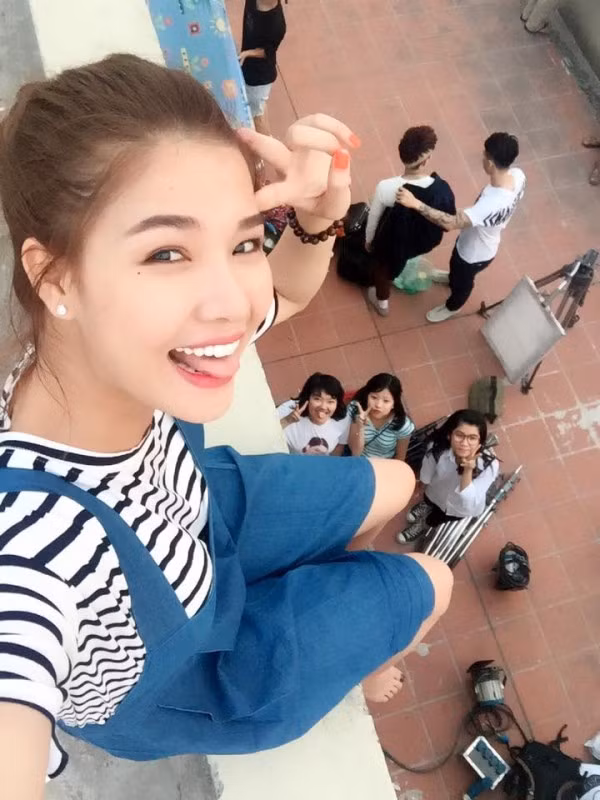 Trong cơn bão scandal tình ái, bạn gái Mạc Hồng Quân, Kỳ Hân vẫn có những hình ảnh "vô đối" chia sẻ trên trang cá nhân.