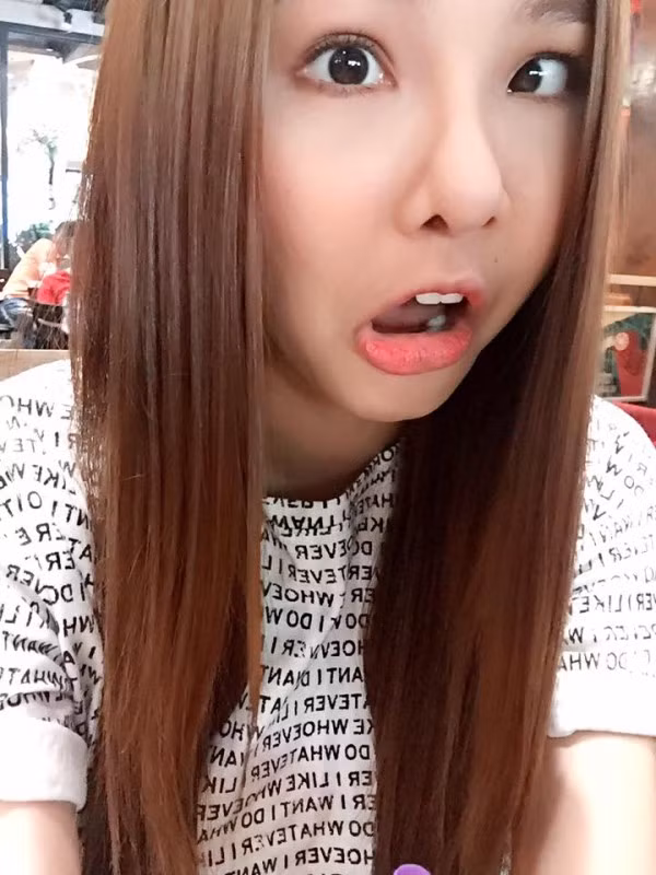 Ở nhiều bức ảnh, Kỳ Hân nhận được nhiều lời khen như "ở góc độ nào nhìn cũng xinh" hay "xinh đẹp thế này làm xấu mấy cũng không nổi".