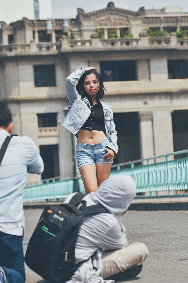 Tuy nhiên, không nhắc tới chuyện tình duyên của chị gái, nhiều người lại đổ dồn sự chú ý về Lan Anh nhờ vẻ đẹp hình thể và gương mặt khá cá tính.