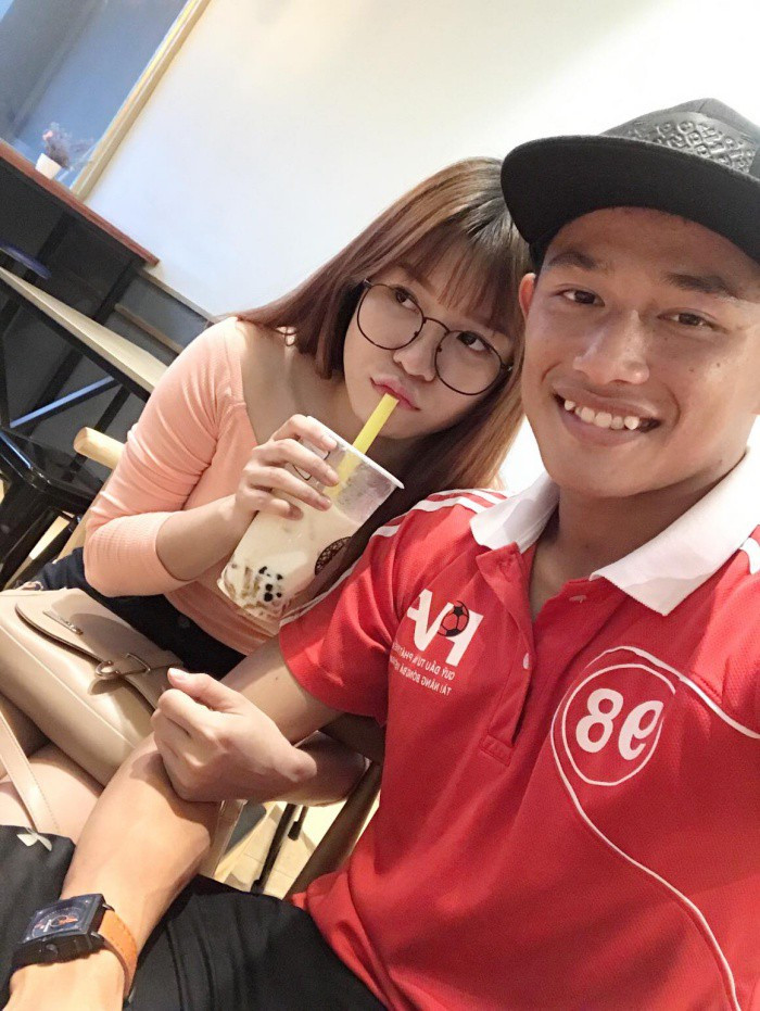 Yến Xuân từng chia sẻ trên 1 trang thông tin rằng Văn Biểu là người kết bạn trước với cô nhưng mối quan hệ của 2 người phát triển là do bạn gái Đặng Văn Lâm chủ động nhắn tin làm quen.