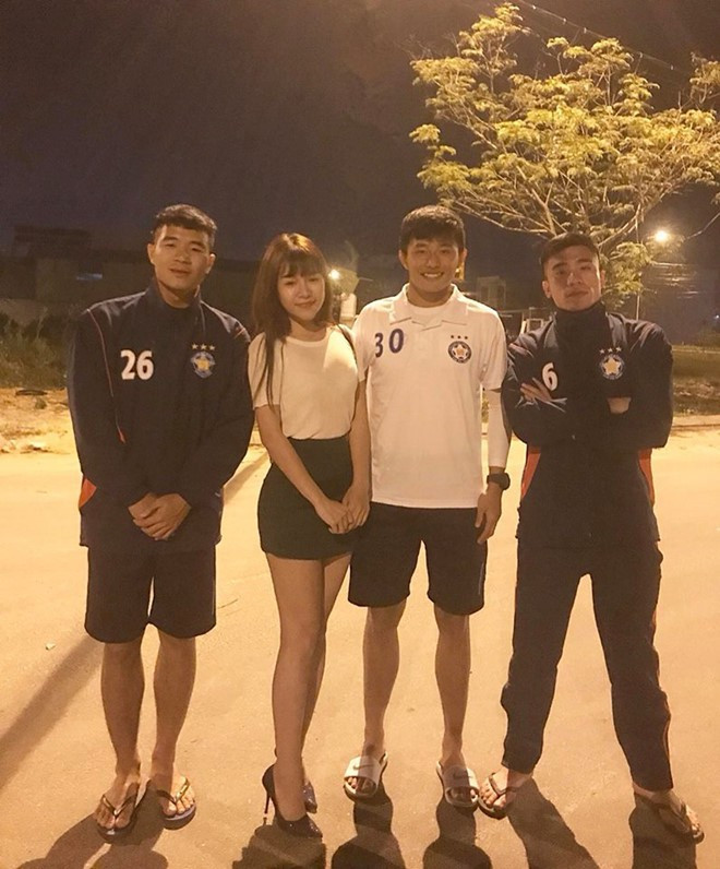 Yến Xuân cũng nói thêm bạn trai cũ là người rất chín chắn, nghị lực, luôn cố gắng theo đuổi bằng được ước mơ của bản thân. Cũng chính nhờ tính cách này nên Yến Xuân mới bị "đổ" Văn Biểu dù cô chưa bao giờ nghĩ bản thân sẽ yêu người kém tuổi.