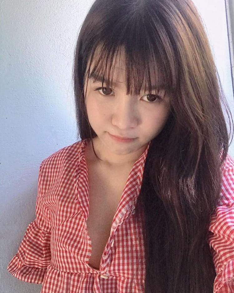 Phan Văn Biểu (sinh năm 1998) bạn trai cũ của Yến Xuân hiện tại đang chơi bóng cho câu lạc bộ SHB Đà Nẵng. Anh từng thi đấu cho đội tuyển quốc gia U17, học cùng lò đào tạo với nhiều tuyển thủ U23 như Bùi Tiến Dũng, Bùi Tiến Dụng, Hà Đức Chinh...