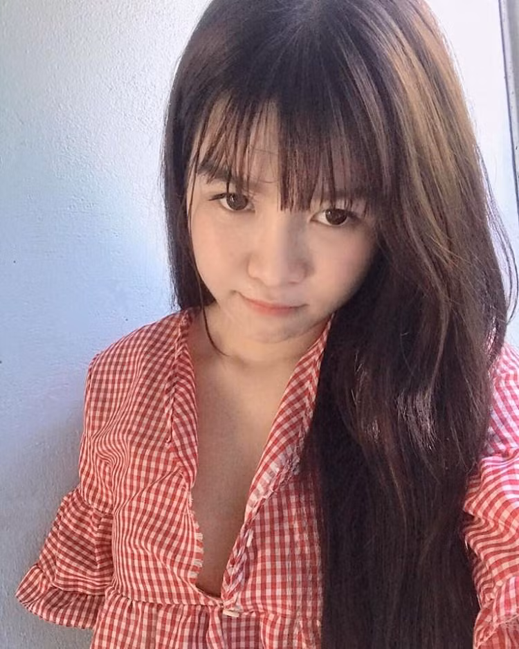 Phan Văn Biểu (sinh năm 1998) bạn trai cũ của Yến Xuân hiện tại đang chơi bóng cho câu lạc bộ SHB Đà Nẵng. Anh từng thi đấu cho đội tuyển quốc gia U17, học cùng lò đào tạo với nhiều tuyển thủ U23 như Bùi Tiến Dũng, Bùi Tiến Dụng, Hà Đức Chinh...