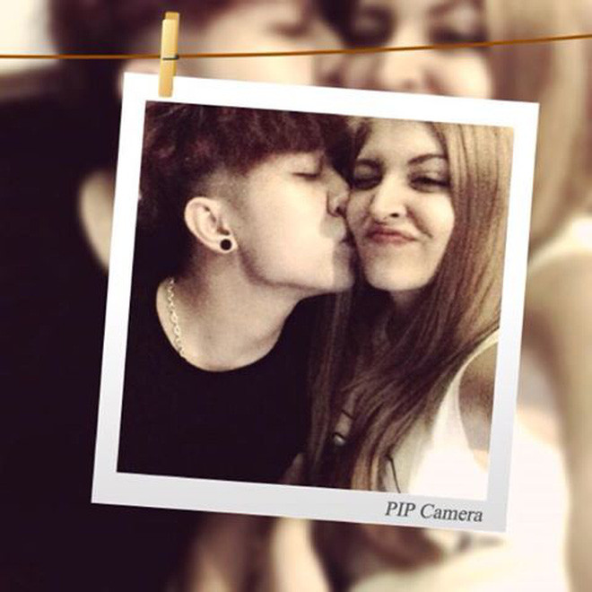 Mối quan hệ tưởng chừng ấm êm này lại một lần nữa gây bão khi nhiều người bắt gặp Yanbi và Andrea đã xảy ra xô xát ngay giữa phố Hàng Trống – Hà Nội.