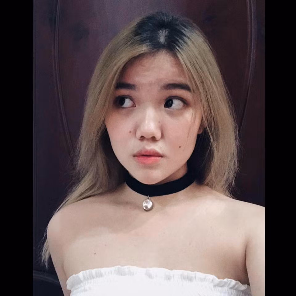 Theo tìm hiểu, bố mẹ cô bạn 10X - Huỳnh Giao là người kinh doanh nhà hàng, khách sạn thành công. Tuy nhiên, để làm giàu thì không thể không nhắc đến nghề bán sỉ hải sản đi khắp miền Tây.