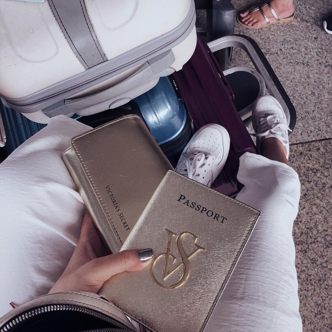 Ái nữ của "vua hải sản" miền Tây dĩ nhiên là có cuộc sống hơn hẳn người bình thường. Nữ sinh 17 tuổi không chỉ sở hữu tủ đồ hiệu "khủng" mà còn từng đặt chân đến rất nhiều quốc gia trên khắp thế giới như: Pháp, Hàn Quốc, Bỉ, Hà Lan, Nhật Bản, Trung Quốc, Thái Lan, Malaysia, Singapore, Hongkong...