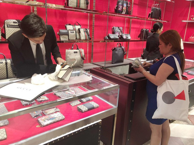 Huỳnh Giao sở hữu gần 20 đôi giày từ thương hiệu bình dân đến sang chảnh như Yeezy, Gucci, Converse, Vans, Rick Owens.