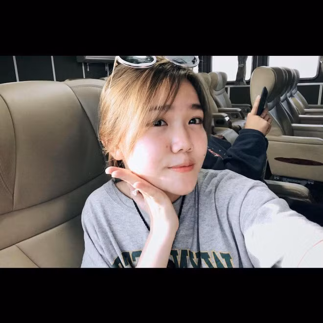 Sở hữu gương mặt xinh xắn và màn "bóc giá" từng món đồ khá ấn tượng trong đoạn clip, Huỳnh Giao bỗng trở thành gương mặt gây nhiều chú ý.