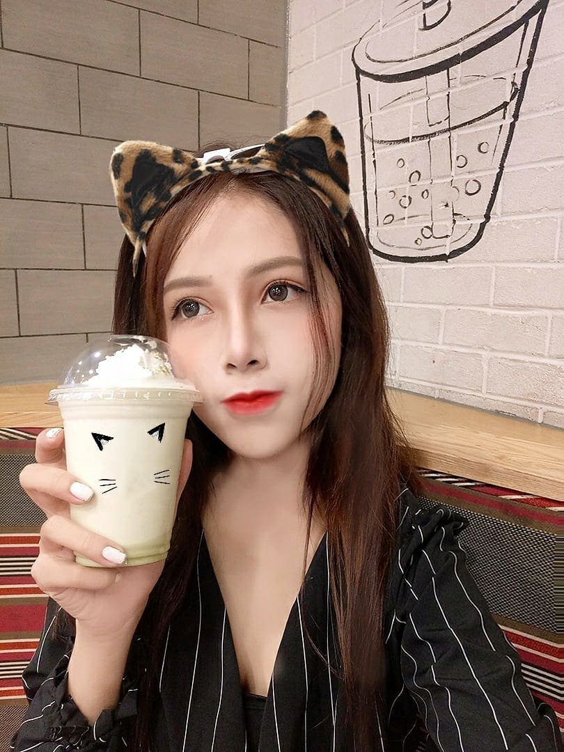 Cô gái có gương mặt không góc chết khiến nhiều người bần thần có tên đầy đủ là Đào Tú Nhi ( SN 1999), hiện cô bạn này đang sinh sống và làm việc tại TP HCM