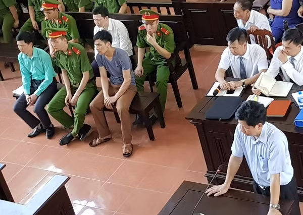 Ông Đỗ Đình Vận trước bục khai báo