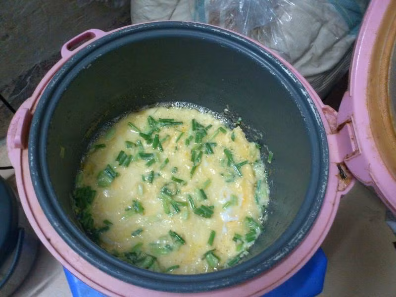 Cũng từ đó, những cái tên như "ngô luộc bóng đêm", "rau luộc cột đình", "sinh tố cá rán"… lần lượt ra đời.