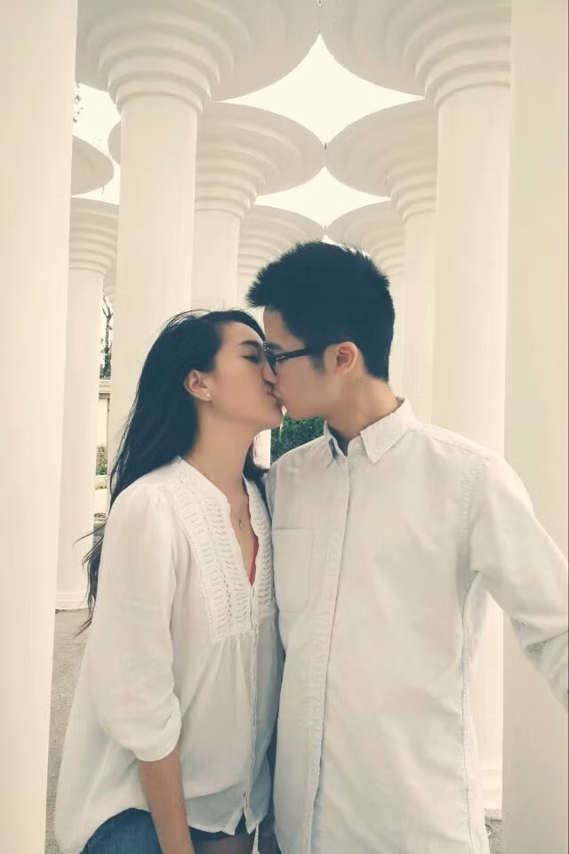 Trên trang cá nhân của cả Mie Nguyễn và JVevermind tràn ngập những bức ảnh khóa môi mặn nồng. Nhưng mới đây, những bức ảnh tình cảm này gần như đã biến mất trên trang cá nhân của cả hai, điều này càng làm dấy lên nghi vấn cặp đôi này đã chia tay.