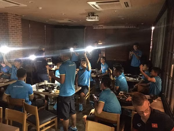 Cụ thể hôm nay, 8/8 là sinh nhật của tiền đạo Lê Thanh Bình. Tiền đạo của FLC Thanh Hóa bước sang tuổi 22 bằng những chiếc bánh kem được vẽ ngộ nghĩnh của đồng đội. Ảnh: Thethao247.