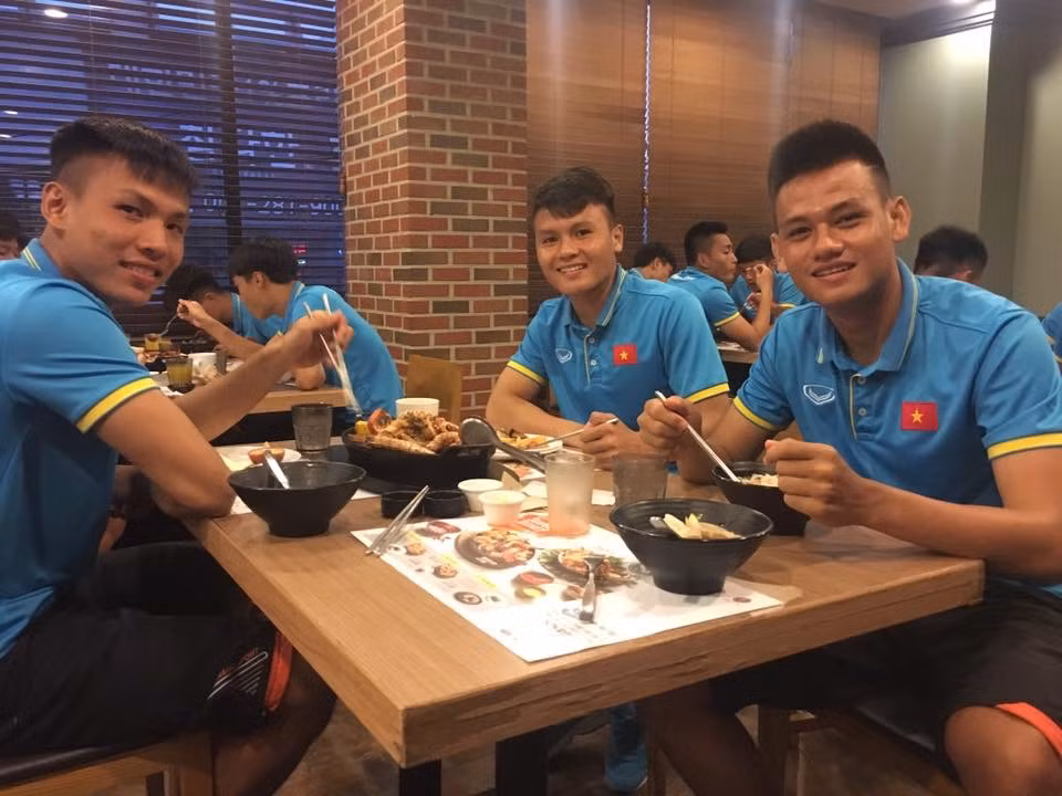 Gạt đi danh sách ma với 4 cái tên bị gạch để chốt 20 tuyển thủ tham dự kỳ đại hội sắp tới, các tuyển thủ đều rất vui vẻ trong bữa tiệc. Ảnh: Thethao247