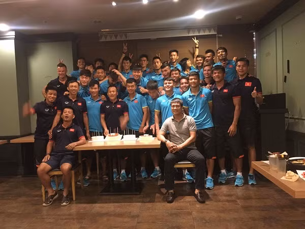 Bữa tiệc của các BHL và các tuyển thủ U22 Việt Nam trở nên hoành tráng hơn khi tổ chức thêm sinh nhật sớm cho 3 thành viên khác cũng có ngày sinh vào tháng 8 đó là trợ lý Lư Đình Tuấn, tiền vệ Đông Triều và hậu vệ Thanh Thịnh. HLV Lư Đình Tuấn sinh ngày 17/8, Thanh Thịnh 18/8 và cuối cùng là Đông Triều ngày 20/8. Ảnh: Thethao247