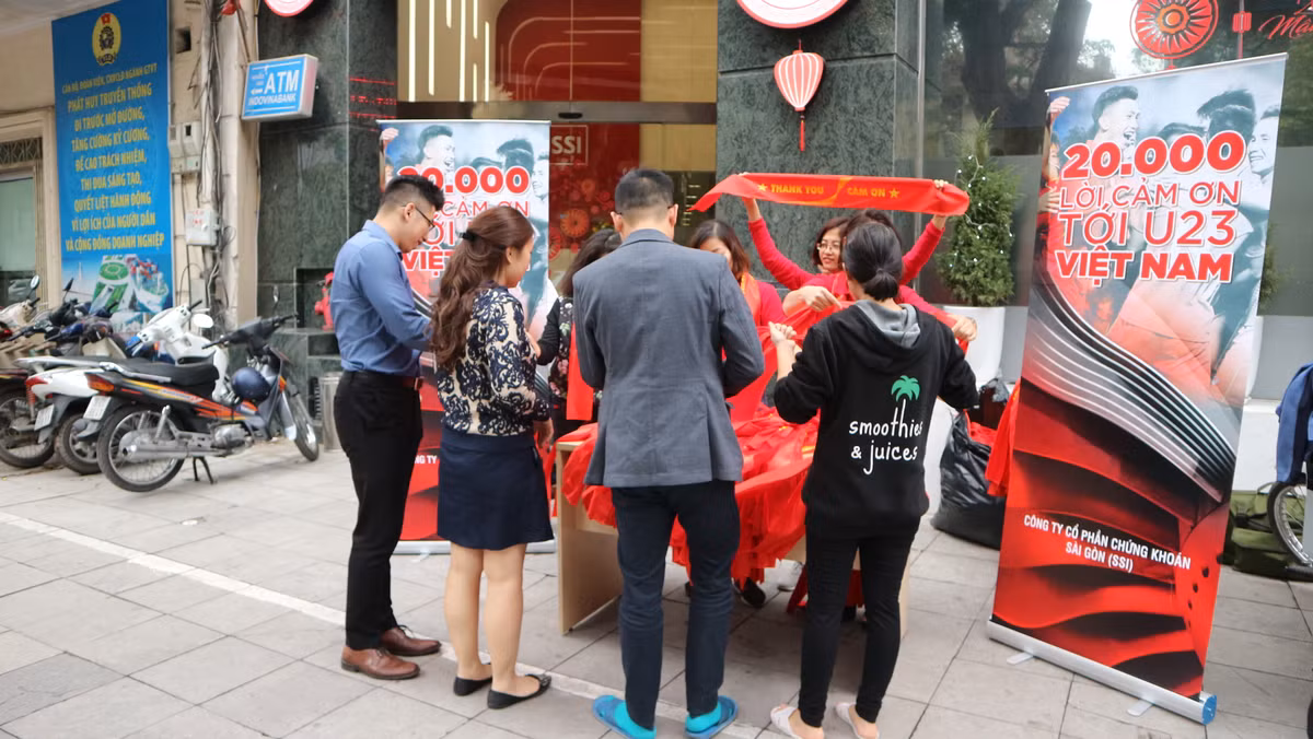 Điểm phát đồ cổ vũ miễn phí này được đặt tại chân tòa nhà nơi có rất nhiều văn phòng nên các nhân viên đã tranh thủ giờ ăn trưa để lấy cho mình những chiếc băng rôn cổ vũ thầy trò HLV Park Hang Seo vào 15h ngày 27/1 sắp tới.