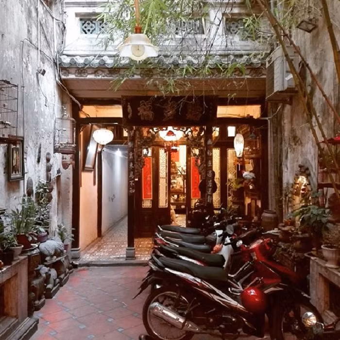 Ngồi tại Hà Nội House, bạn thỏa sức ngắm phố phường Hà Nội một cách bình yên, chiêm ngưỡng trực diện Nhà Thờ Lớn cổ kính và uy nghi, thoảng nghe chuông đổ từng hồi