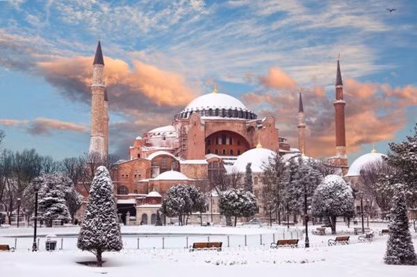 Đây là minh chứng rõ ràng và điển hình cho sự hòa quyện giữa hai tôn giáo khi bạn sẽ thấy những chữ Ả Rập được viết và treo bên cạnh những bức tranh tường hình Đức Mẹ và những thiên thần.