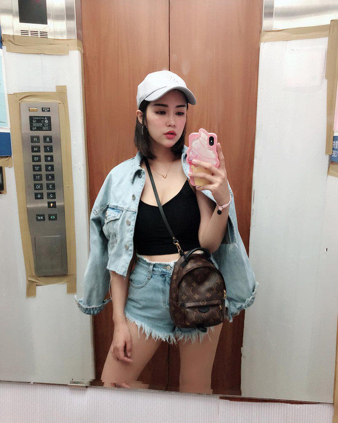 Theo cảm nhận của nhiều người mua hàng, dù cảnh buôn bán khá bận rộn luôn tay luôn chân, dầu mỡ khói bụi nhưng cô chủ nhỏ Mễ Khả luôn giữ nụ cười trên môi.