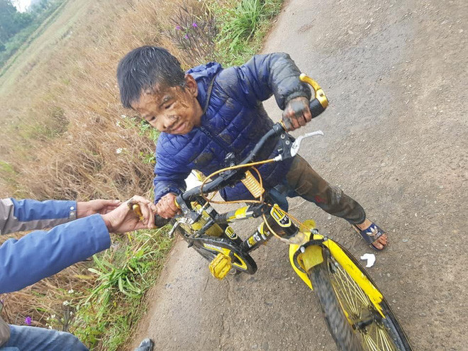 Theo đó, bé mặc áo khoác, quần dài và đi chiếc xe đạp địa hình bé. Chẳng rõ hành trình đi thế nào, em bé lao thẳng xuống ruộng bẩn hết cả quần áo, xe cộ.