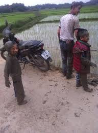 Chứng kiến hình ảnh cậu bé tập đi xe đạp ngã xuống ruộng, nhiều dân mạng để lại ý kiến. Điển hình như nickname P.H.L bày tỏ: "Ngày xưa anh đi xe nam của ông ngoại, lao luôn vào bụi rậm người lớn phải bế ra cơ mà. Em bé có xe xịn thế này là hạnh phúc lắm rồi đó. Thôi không sao em ạ, hi vọng sau này đi xe sẽ sành điệu hơn, không ngã nữa".