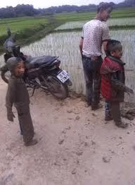 Chứng kiến hình ảnh cậu bé tập đi xe đạp ngã xuống ruộng, nhiều dân mạng để lại ý kiến. Điển hình như nickname P.H.L bày tỏ: "Ngày xưa anh đi xe nam của ông ngoại, lao luôn vào bụi rậm người lớn phải bế ra cơ mà. Em bé có xe xịn thế này là hạnh phúc lắm rồi đó. Thôi không sao em ạ, hi vọng sau này đi xe sẽ sành điệu hơn, không ngã nữa".