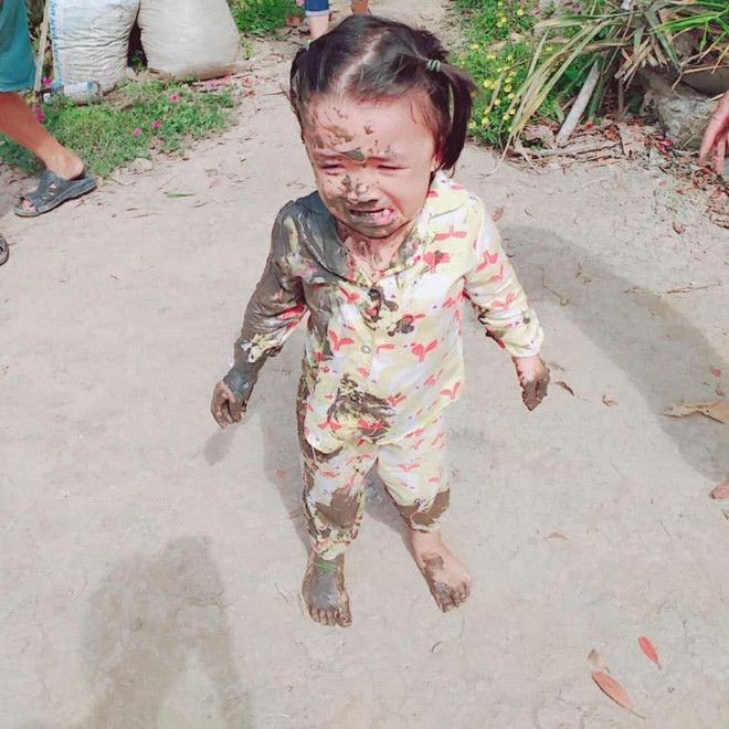 Còn nickname P.M.C cũng để lại bình luận: "Ngày trước tập đi xe đạp trên đường làng, không ít lần lao xuống ruộng. Về nhà đã không ai hỏi han lại còn bị mẹ cầm chổi đánh cho 1 trận tuốt xác".