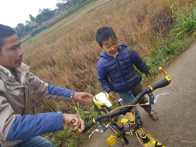 Mới đây, hình ảnh của một cậu bé tập đi xe đạp ngã xuống ruộng được chia sẻ nhiều trên mạng xã hội.