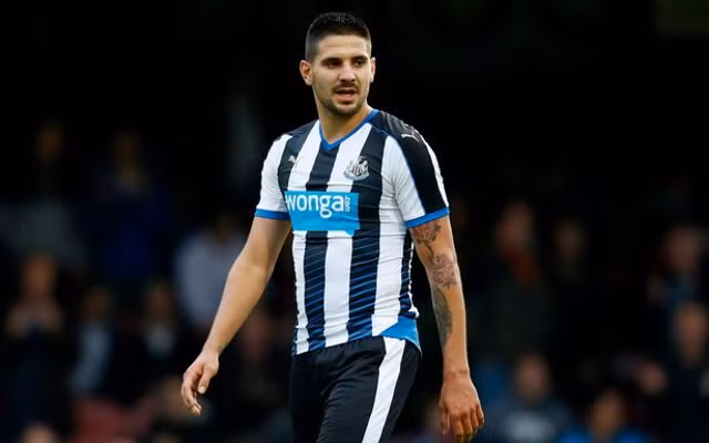 Aleksandar Mitrovic (Newcastle) là một tài năng hứa hẹn sẽ tỏa sáng của Serbia. Năm nay mới 20 tuổi nhưng Mitrovic đã có 44 bàn thắng trong 69 trận thi đấu trong màu áo của Anderlecht. Được thi đấu tại Premier League sẽ là một bước tiến lớn trong sự nghiệp của Mitrovic.