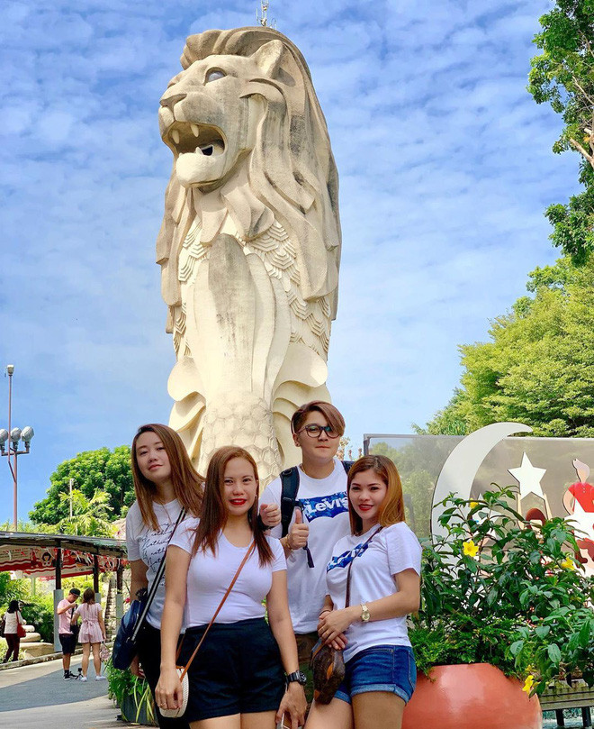 Rất nhiều khách du lịch đến Singapore và check-in với tượng sư tử biển Merlion.