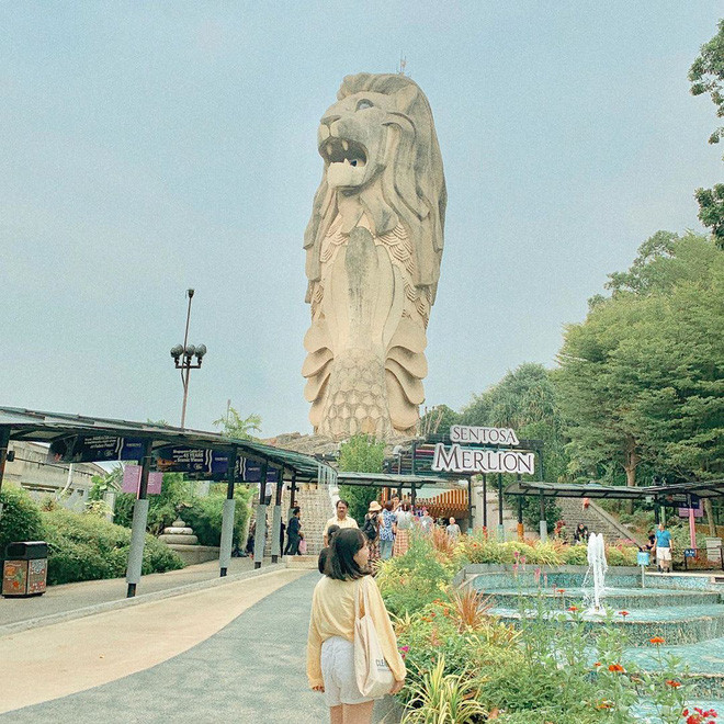 Bên cạnh việc không đồng tình, nhiều người dân cũng cho rằng, việc phá bỏ bức tượng cao 37m này không ảnh hưởng vì đằng sau nó vẫn có 1 bức tượng nhỏ hơn và được làm theo đúng nguyên mẫu gốc.