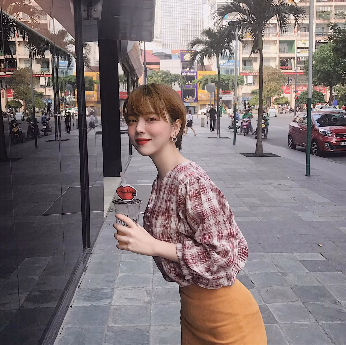 Nữ sinh đầu tiên đưa ĐH Hoa Sen tới top những trường Đại học có nhiều hot girl nhất năm 2017 đó là Võ Châu Thư (sinh năm 1998 tại TP.HCM), sinh viên năm 3 ngành Kinh doanh quốc tế.